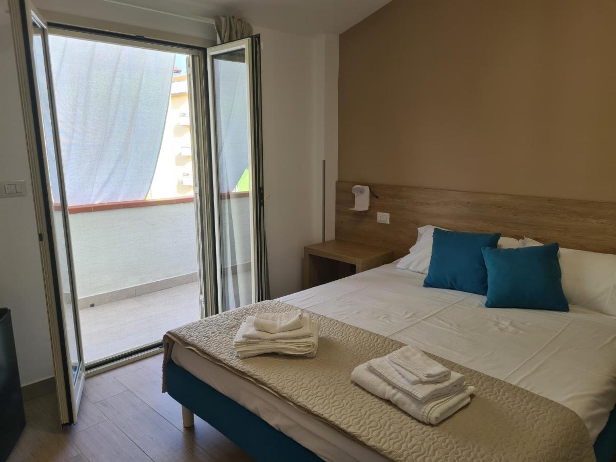 B&B Al Quadrato สกาเลอา ภายนอก รูปภาพ